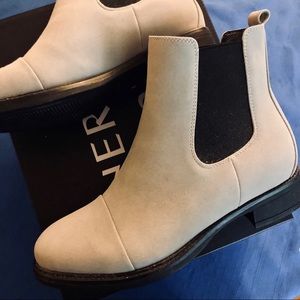KENNETH COLE REACTION Women Grey Suede Booties
